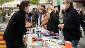 Puesto de libros durante la Diada de Sant Jordi en Barcelona / EFE