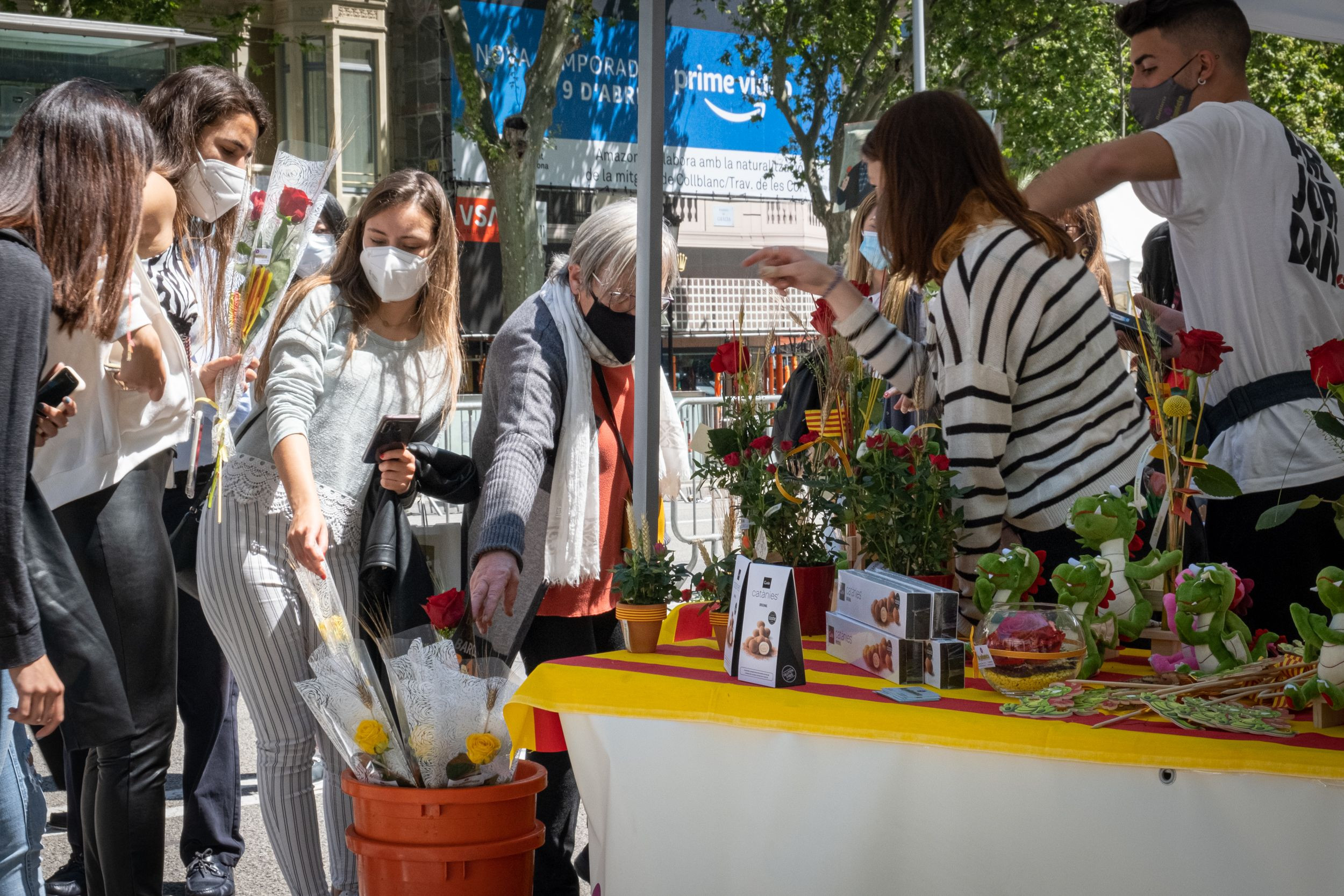 Uno de los puestos de venta de rosas de Sant Jordi / PABLO MIRANZO