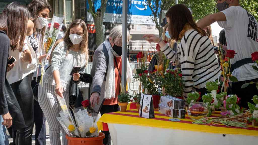 Uno de los puestos de venta de rosas de Sant Jordi / PABLO MIRANZO