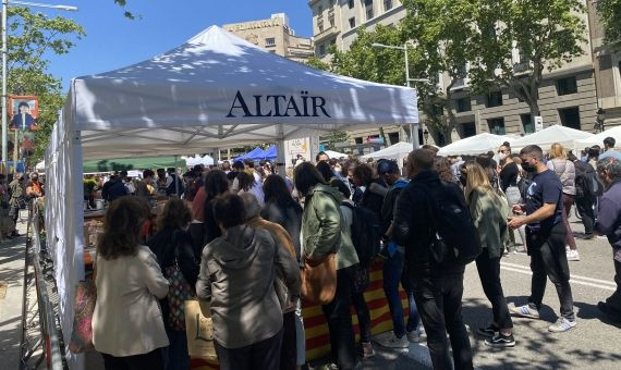 Varias personas se acumulan en el exterior de una parada de venta de libros / M.A.