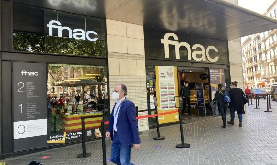 Establecimiento de FNAC en el centro comercial el Triangle sin colas en Sant Jordi / M.A.