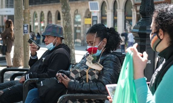 Barceloneses con rosas en el centro de Barcelona / PABLO MIRANZO