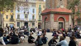 Plaza de la Vila de Gràcia llena de personas haciendo botellón / G.A.