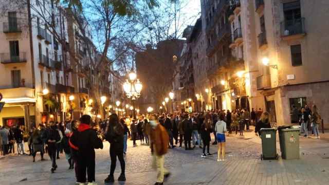 Botellón en el Born de Barcelona, hace unas semanas / ARCHIVO