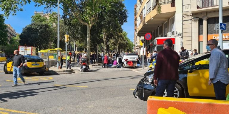 El taxi, en primer término, con el coche volcado al fondo / CEDIDA