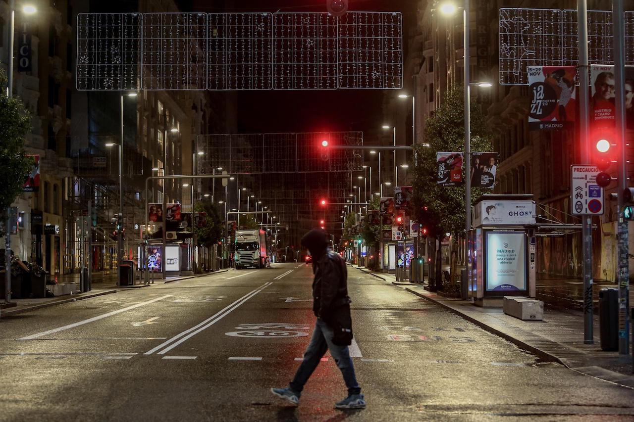 Una calle, vacía, durante el toque de queda este invierno / EUROPA PRESS