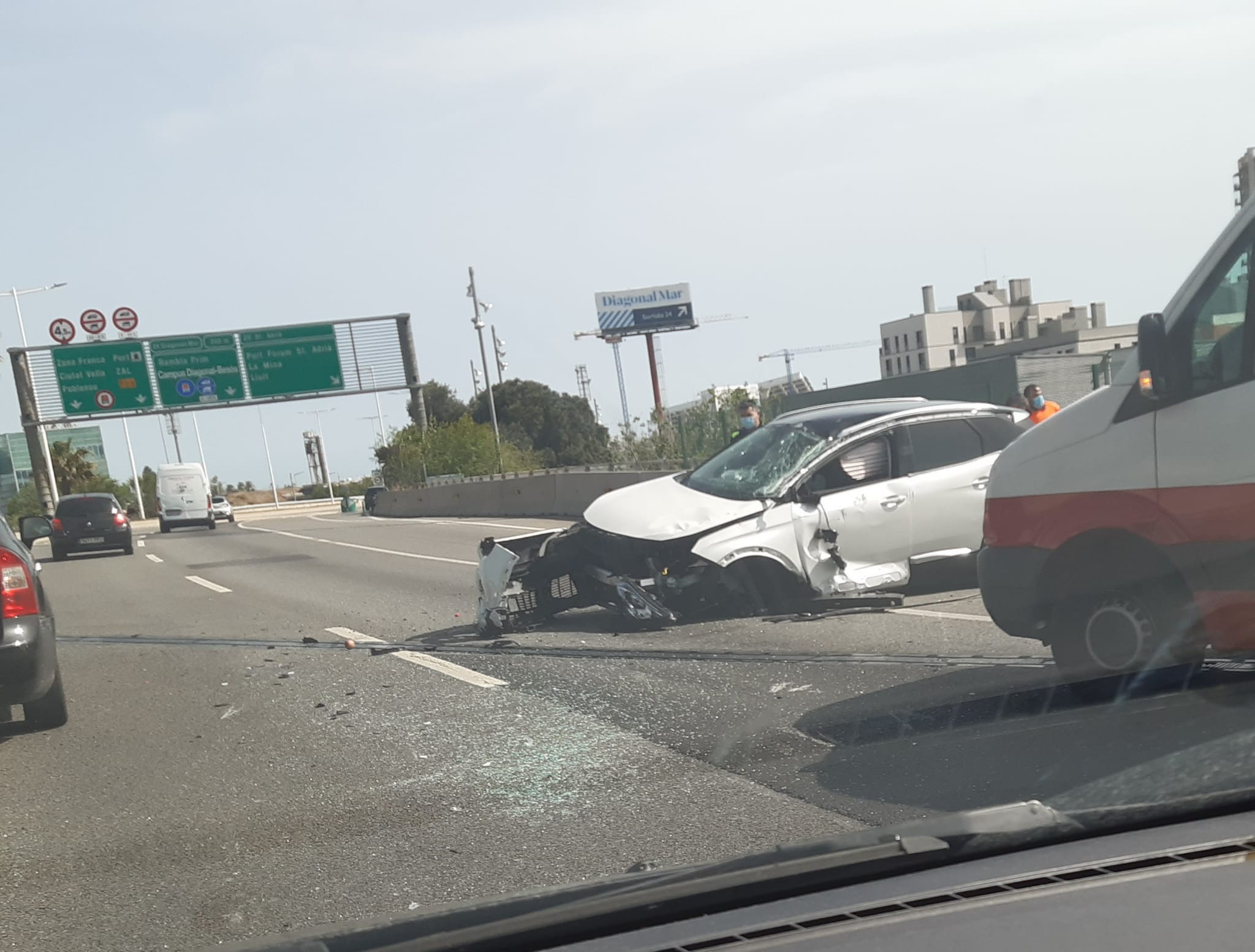 Vehículo monovolumen del accidente en la Ronda Litoral en estado de siniestro total / CEDIDA