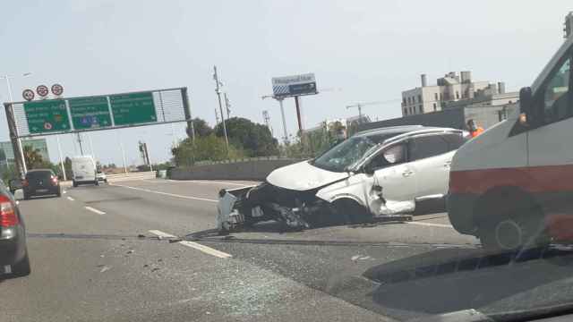 Vehículo monovolumen del accidente en la ronda Litoral en estado de siniestro total en una imagen de archivo / CEDIDA