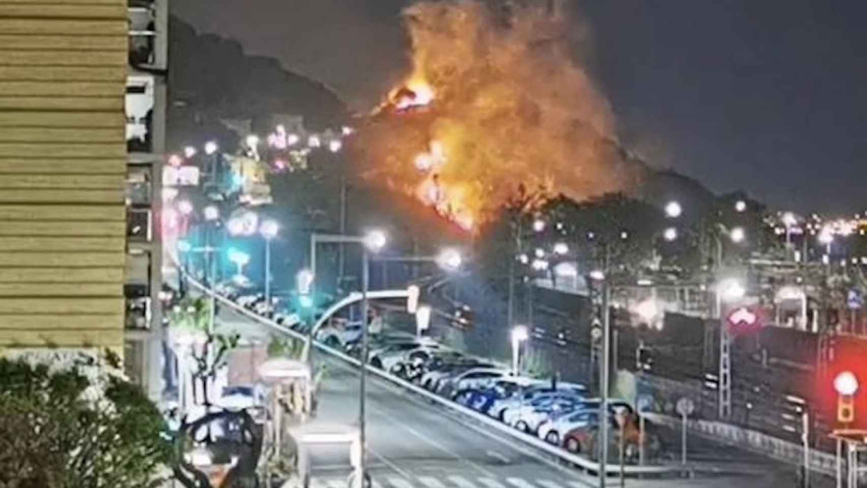 Montaña de Montgat ardiendo por culpa de unos fuegos artificiales / REDES SOCIALES