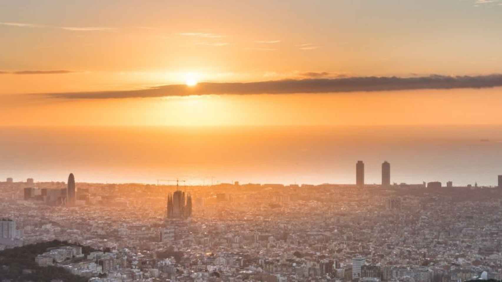 Vista panorámica de Barcelona con pocas nubes en el cielo