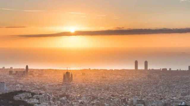 Vista panorámica de Barcelona con pocas nubes en el cielo
