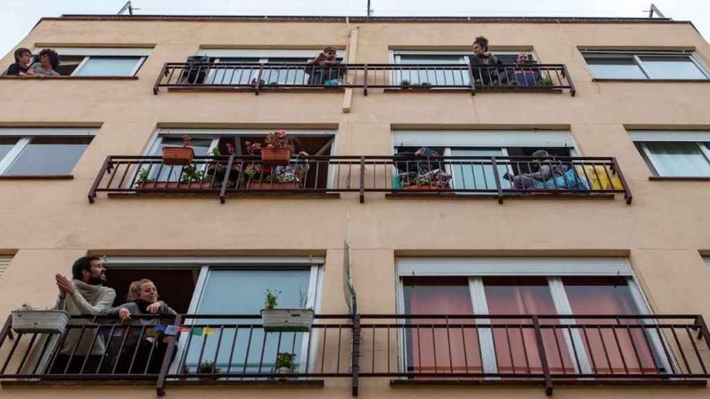 Varios vecinos en el balcón de su casa / EFE