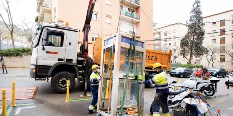 Una grúa levanta la cabina de teléfono / AYUNTAMIENTO DE BARCELONA