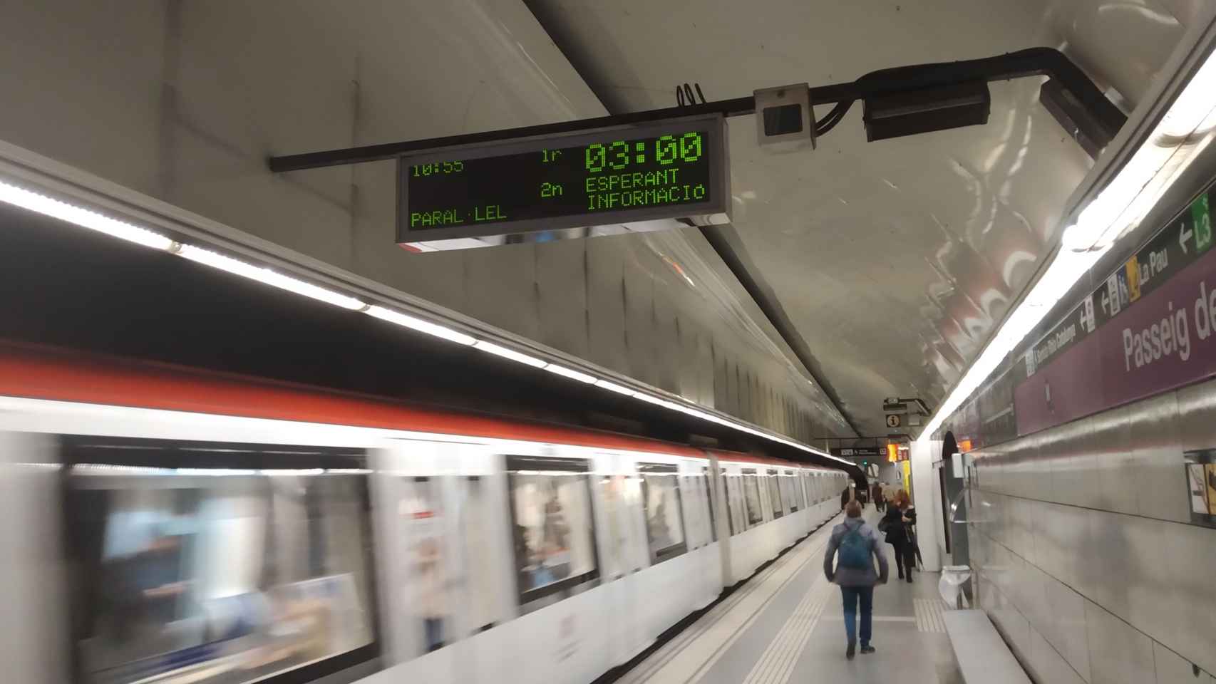 Un metro de la L2, en la estación de paseo de Gràcia