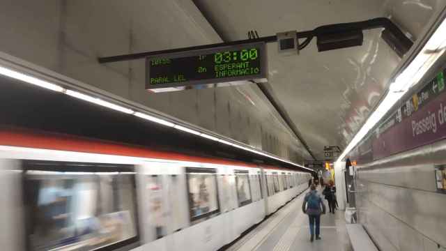 Un metro de la L2, en la estación de paseo de Gràcia