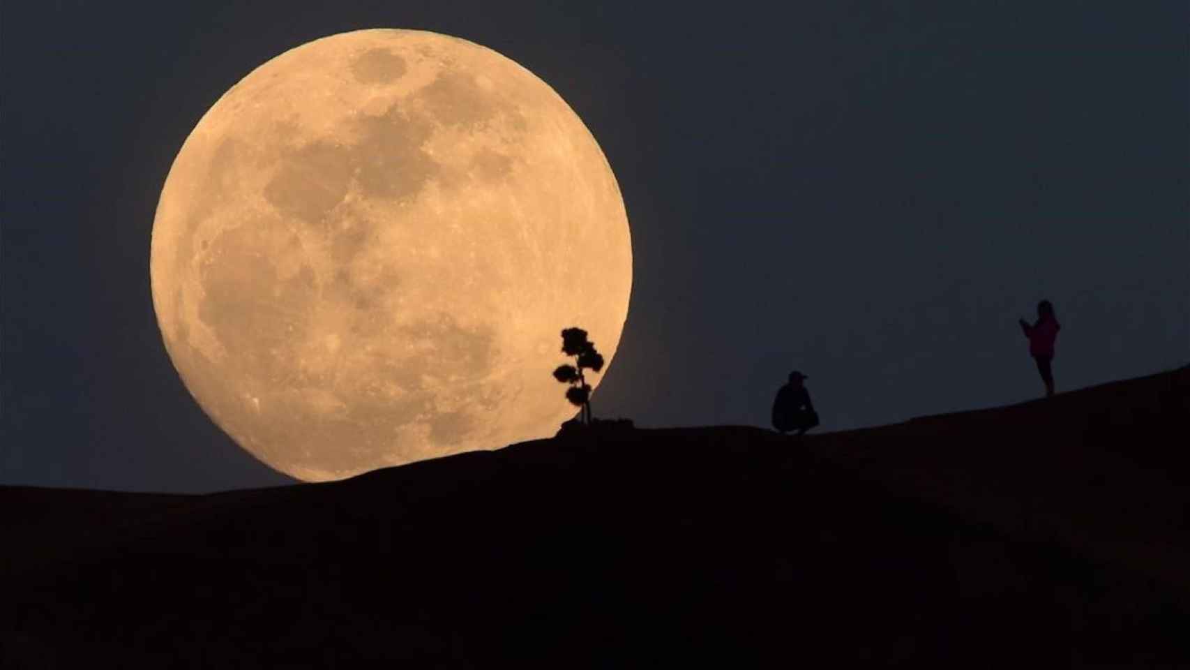 La Superluna Rosa, vista desde Los Ángeles (EEUU) / ROBYN BECK