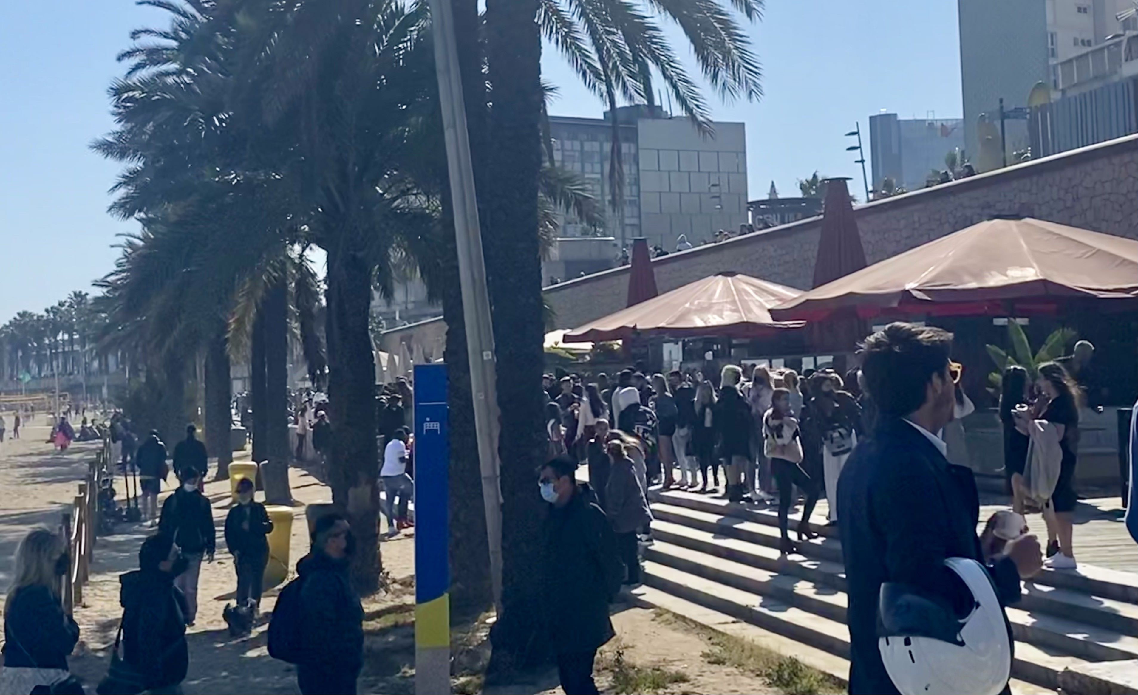 Reuniones multitudinarias en el paseo marítimo de Barcelona / METRÓPOLI