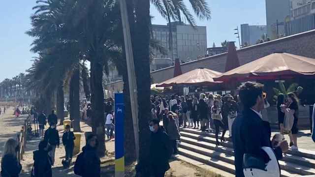 Reuniones multitudinarias en el paseo marítimo de Barcelona / M.A.