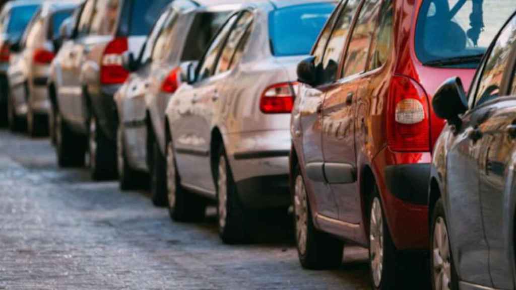 Coches estacionados en la calle