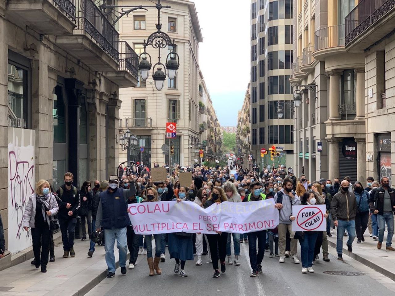 La manifestación 'antiColau' del pasado 16 de abril, a su paso por la calle de Ferran / MA - VERÓNICA MUR