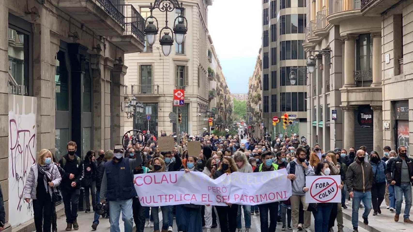 La manifestación 'antiColau' del pasado 16 de abril, a su paso por la calle de Ferran / MA - VERÓNICA MUR