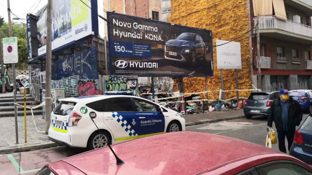 Un coche de la Guardia Urbana durante el segundo desalojo del asentamiento de filipinos en el Poble-sec / V.M.