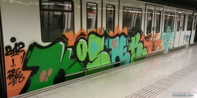 Grafitis varios vagones del metro de Barcelona / TWITTER