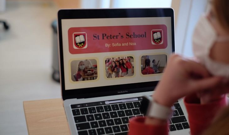 Una persona consulta la página web del St Peter's School Barcelona