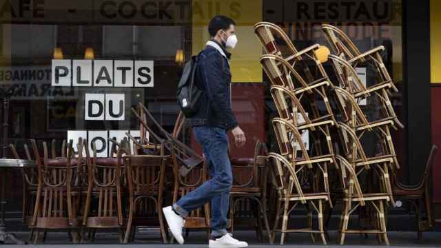 Un restaurante cerrado con las sillas guardadas en la terraza / EFE