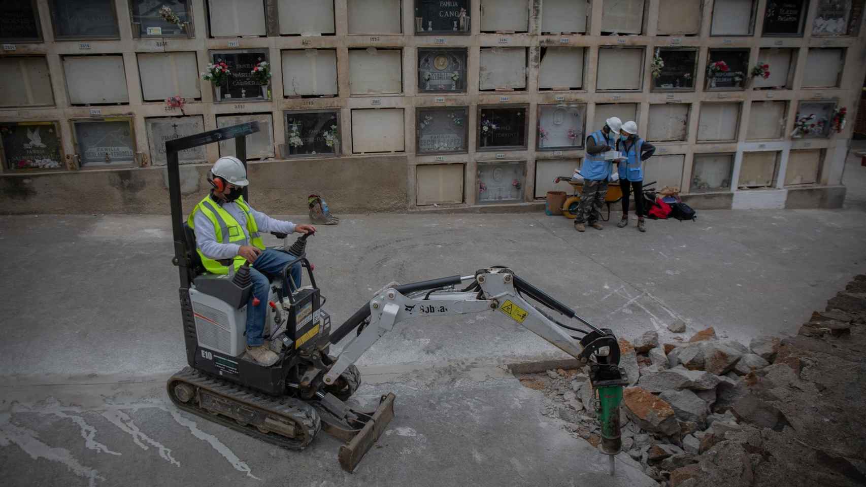 Apertura de una fosa común en el cementerio de Montjuïc de Barcelona en busca de los restos del poeta cubano Pablo de la Torriente / EUROPA PRESS - DAVID ZORRAKINO