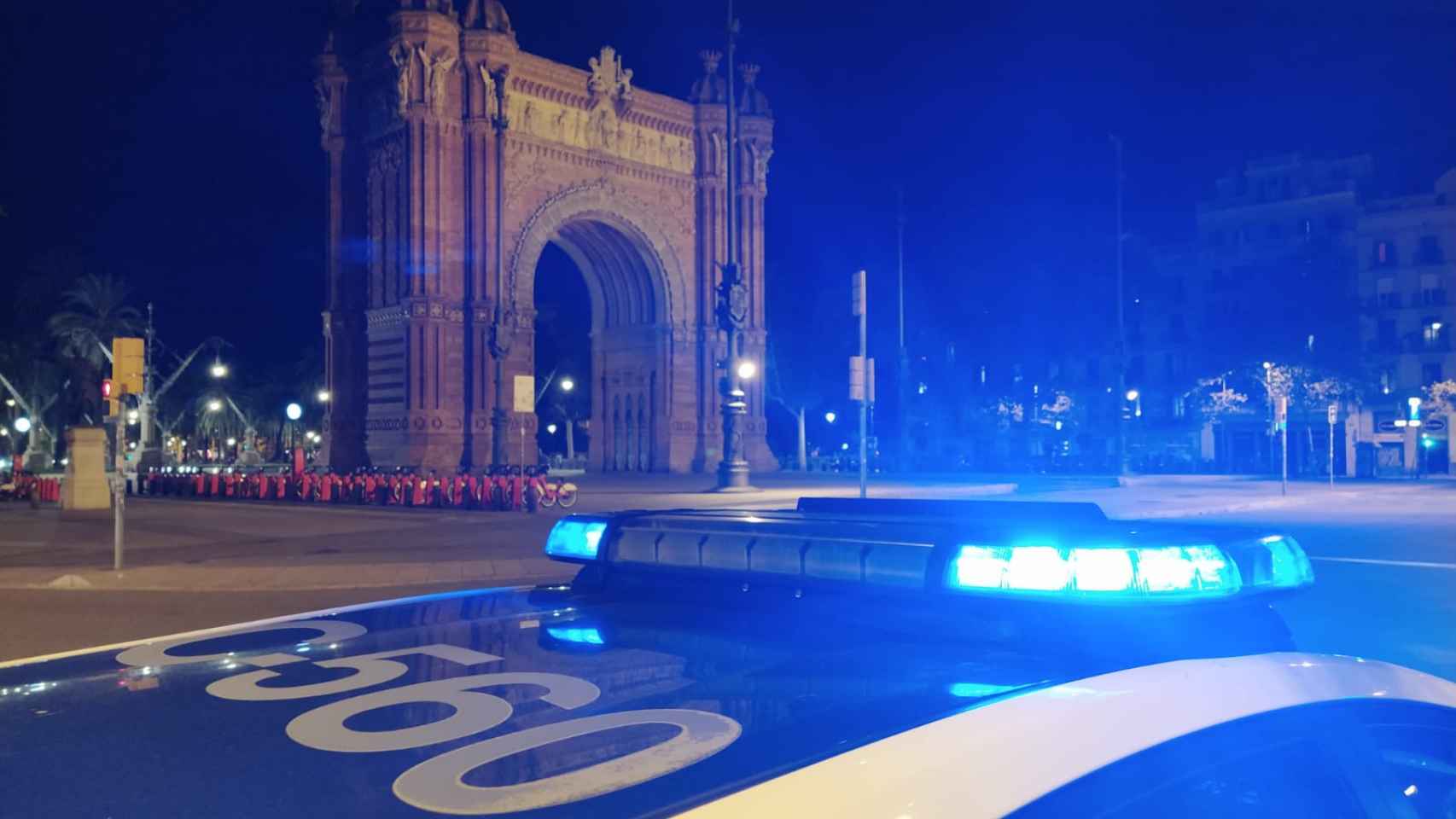 Un coche de la Guardia Urbana delante del Arc de Triomf