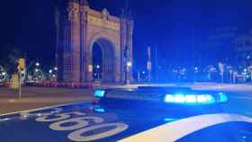 Un coche de la Guardia Urbana delante del Arc de Triomf