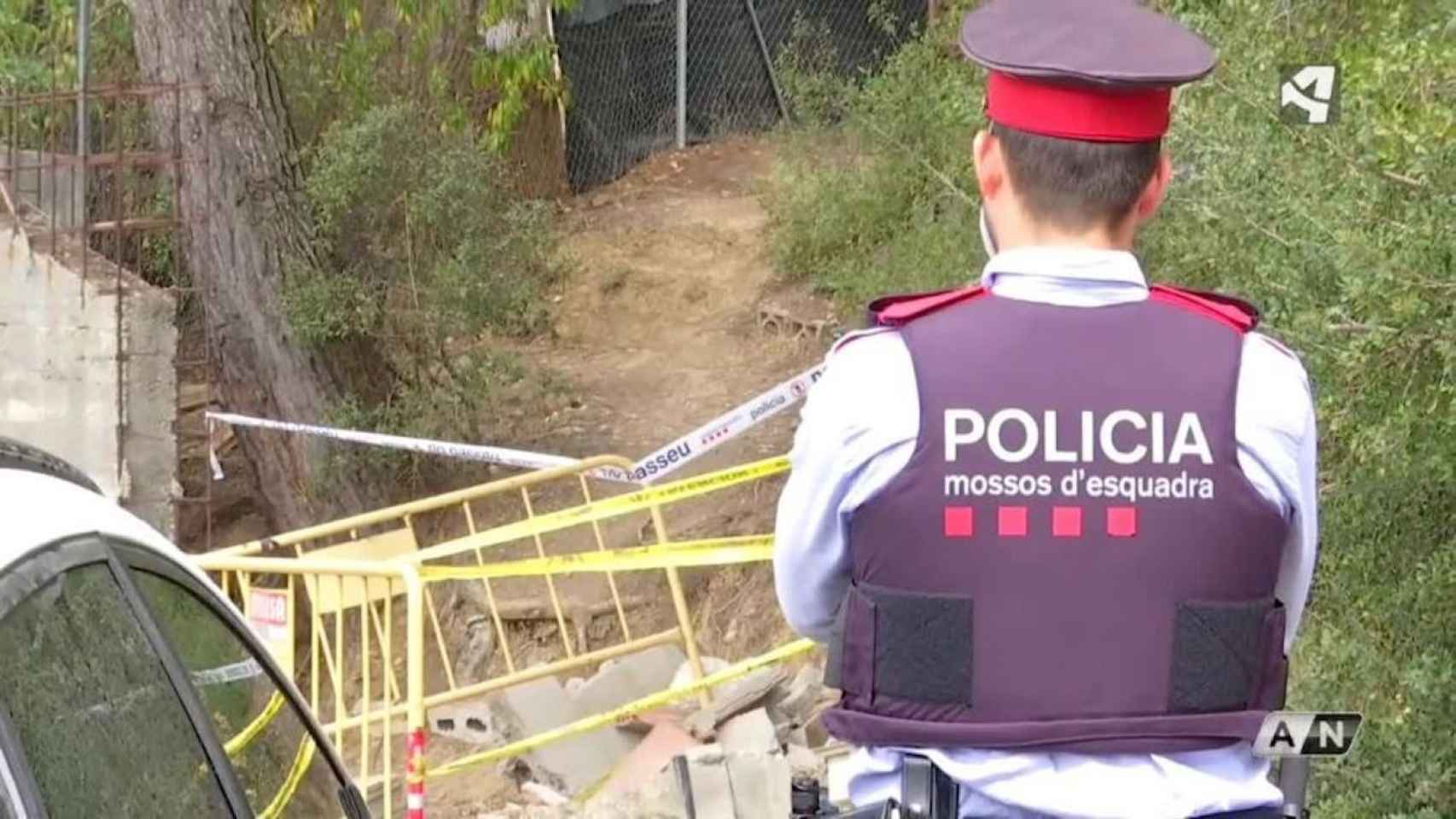 Un agente de los Mossos d' Esquadra custodia el lugar del crimen