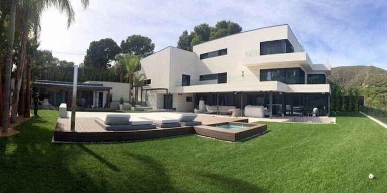 Vista de la casa de Leo Messi desde el jardín / YOUTUBE