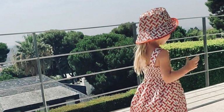 Una de las hijas de Griezmann, en la espectacular terraza de casa / INSTAGRAM