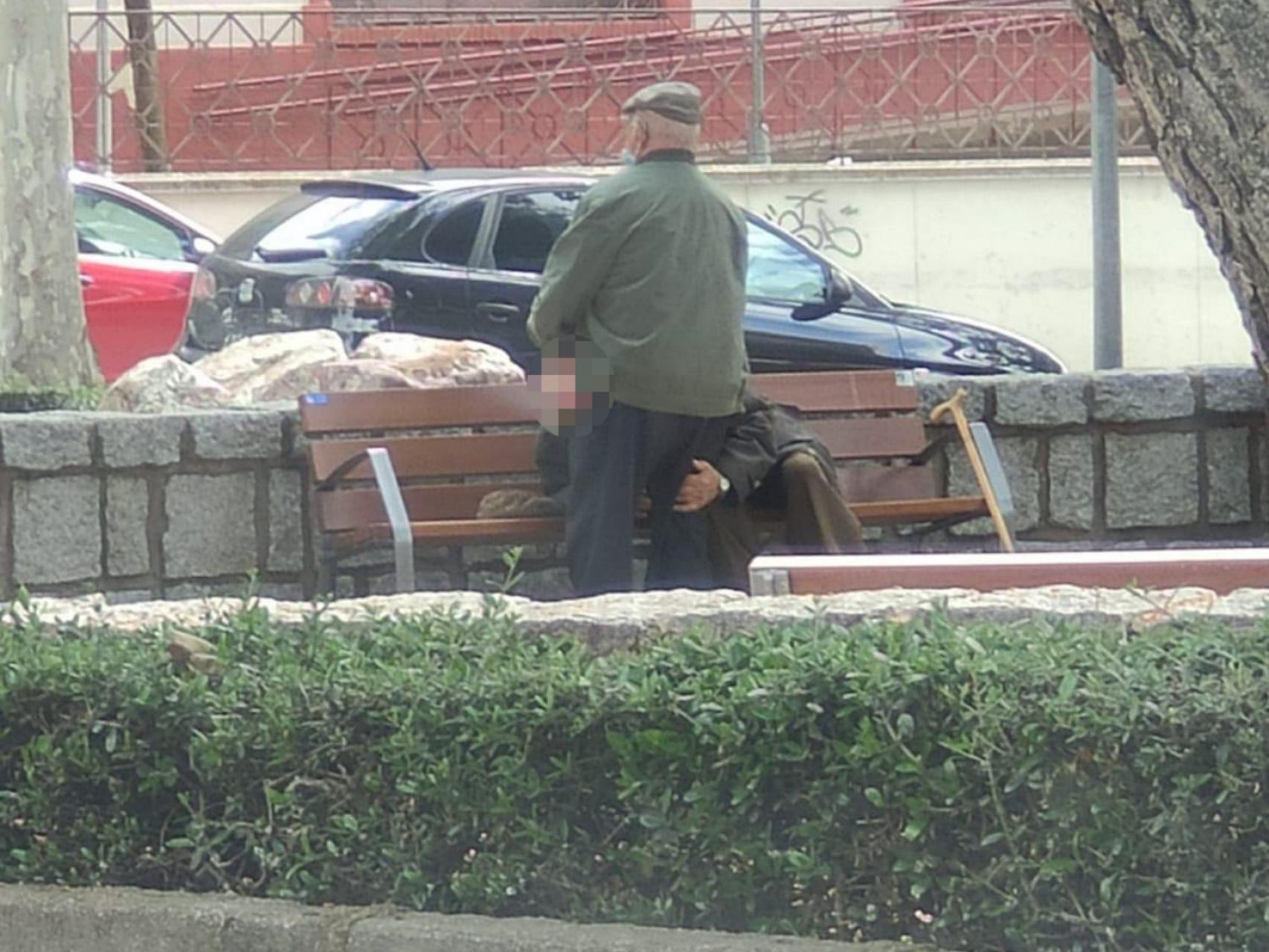 Dos ancianos, cazados practicando sexo oral en público... ¡y no es la  primera vez!