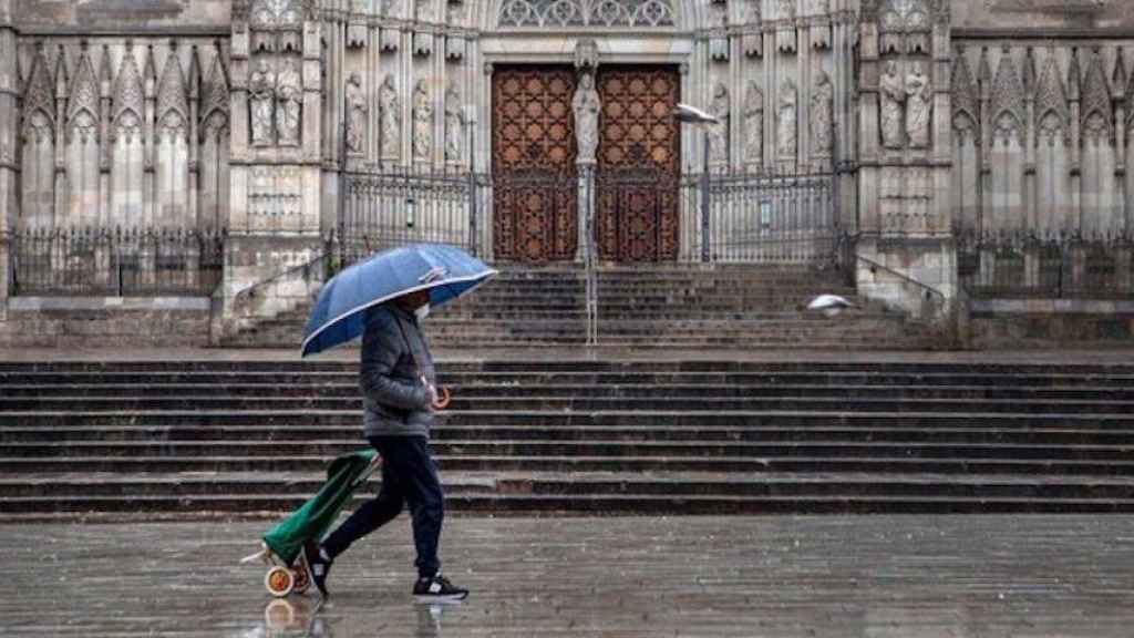 La Plaza de la Catedral de Barcelona durante una jornada de lluvia / EFE