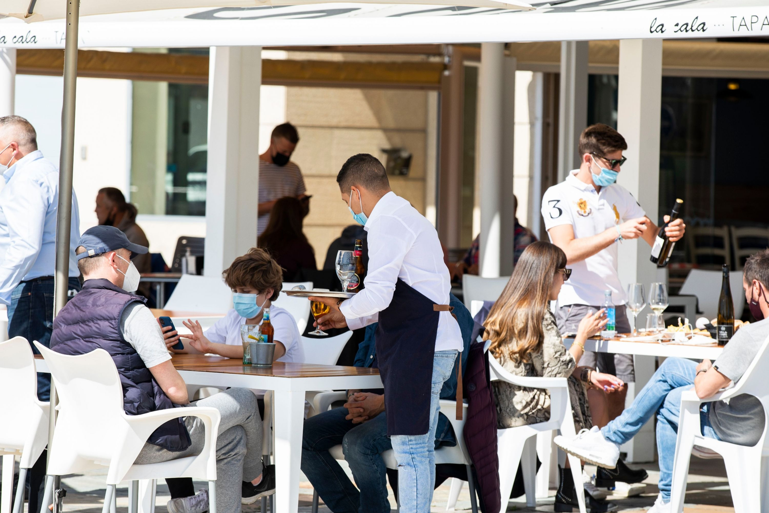 Decenas de personas en la terraza de un restaurante / EUROPA PRESS