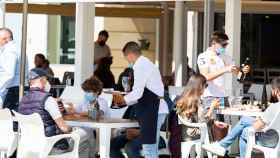 Decenas de personas en la terraza de un restaurante / EUROPA PRESS