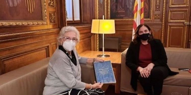 La actual síndica, Maria Assumpció Vilà, con Ada Colau / AYUNTAMIENTO DE BCN