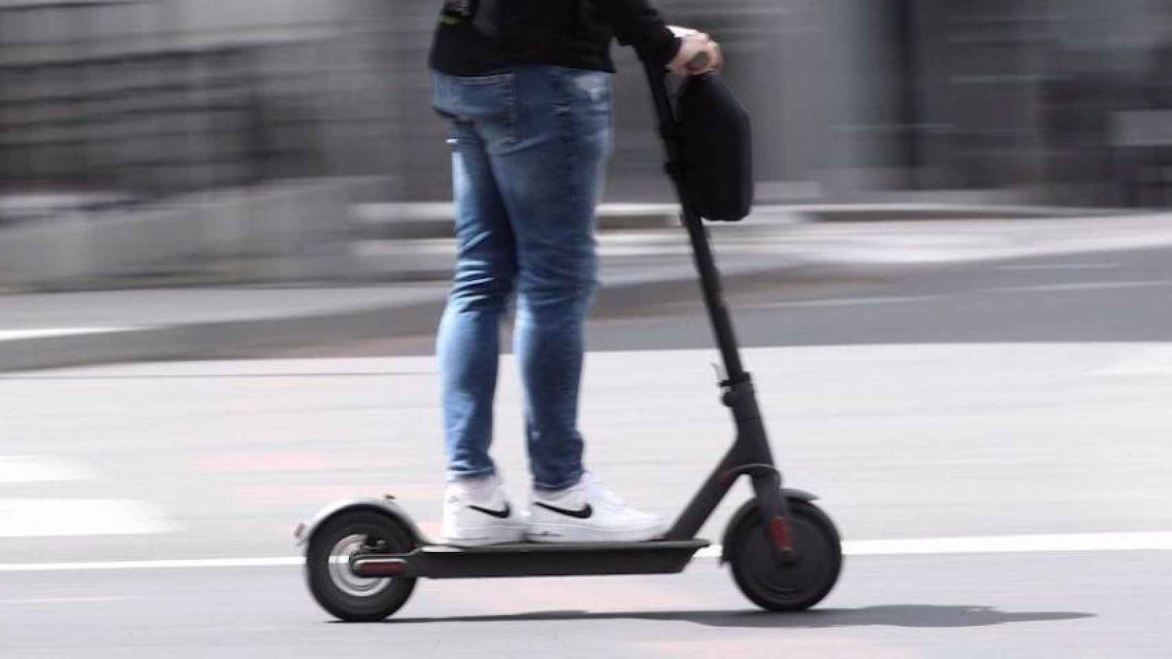 Un hombre circula en su patinete eléctrico en Barcelona, en una imagen de archivo / EUROPA PRESS