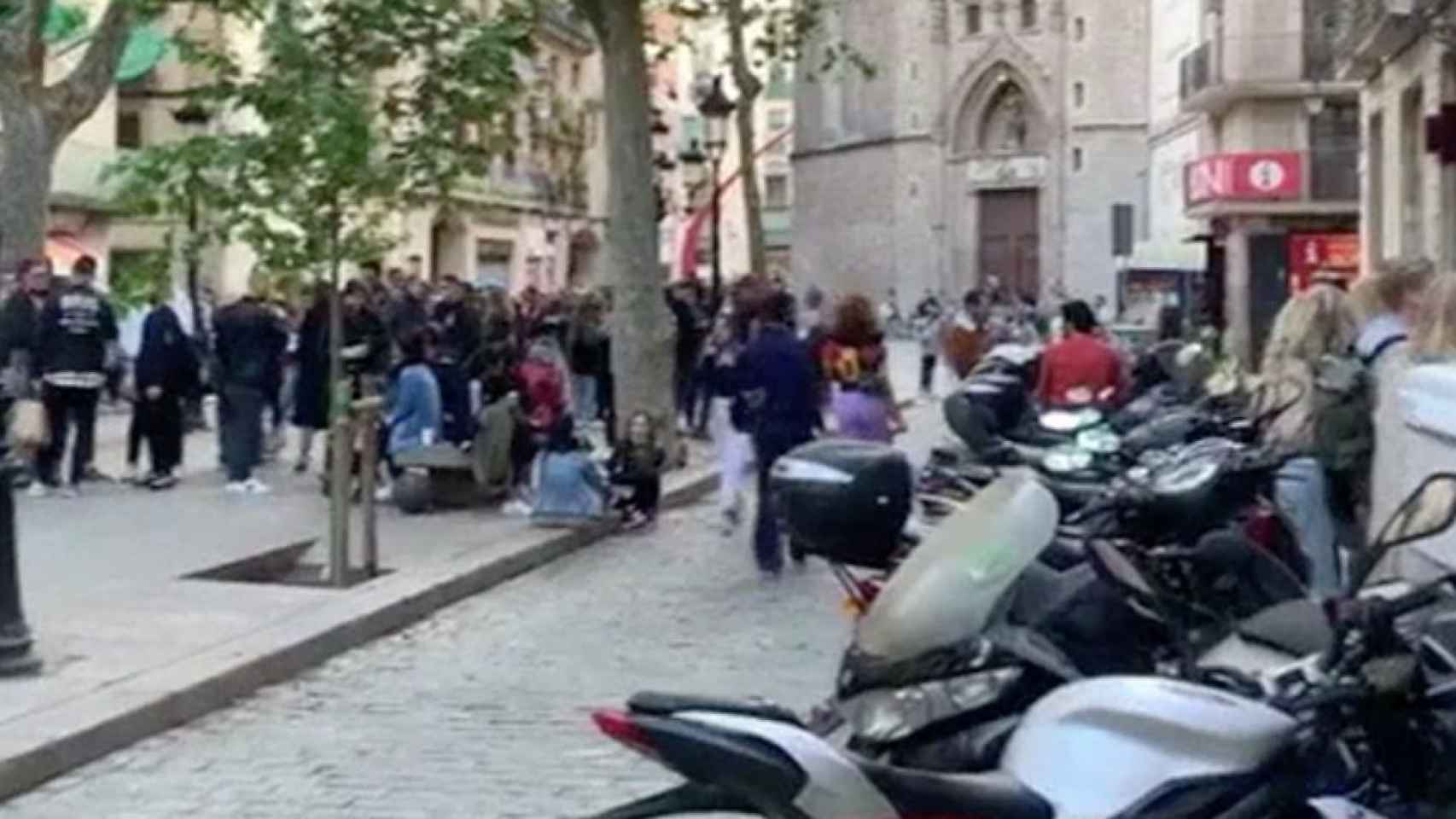 Jóvenes bebiendo en el paseo del Born / BCN LEGENDS