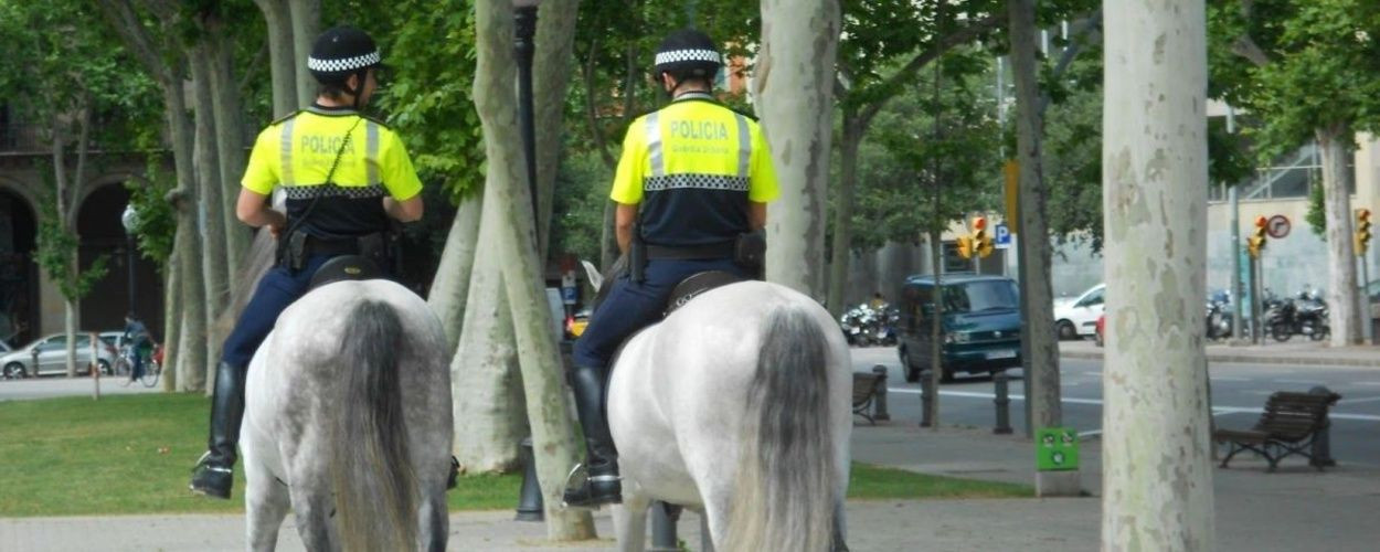 Dos agentes de la Guardia Urbana con caballos / ARCHIVO