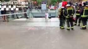 Bomberos este domingo en la estación de metro de Sant Martí / GUARDIA URBANA