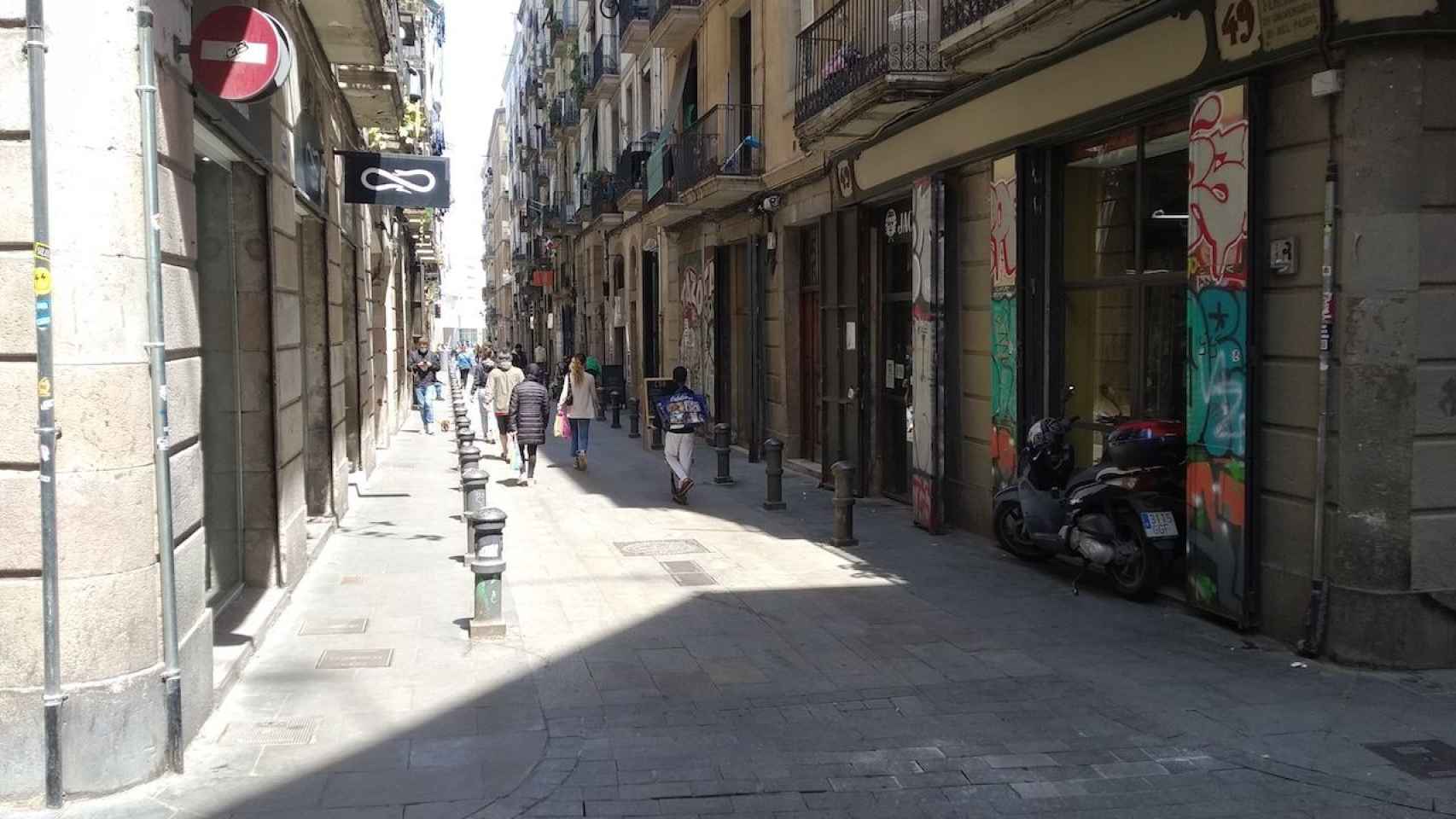 La calle de Ferlandina, en el Raval, el lugar en el que se produjo el accidente mortal / MA - JORDI SUBIRANA