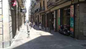 La calle de Ferlandina, en el Raval, el lugar en el que se produjo el accidente mortal / MA - JORDI SUBIRANA