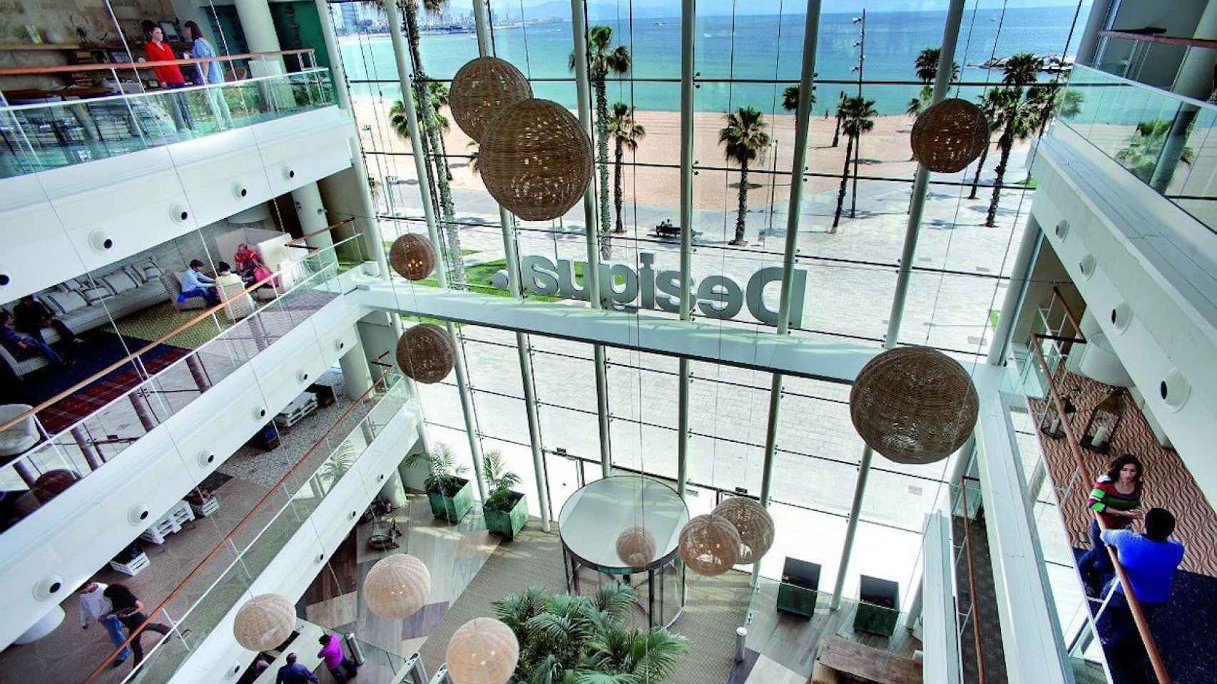 Vista interior de la sede de Desigual en la Barceloneta en una imagen de recurso