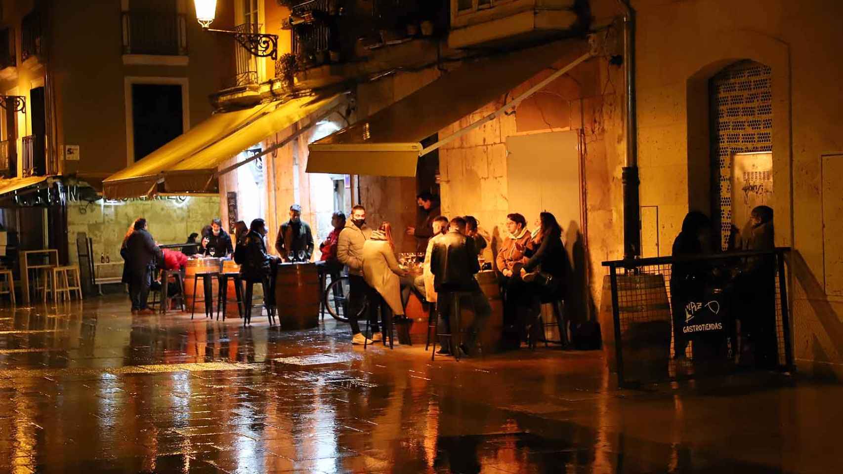 Varias personas sentadas en la terraza de un bar en una imagen de archivo