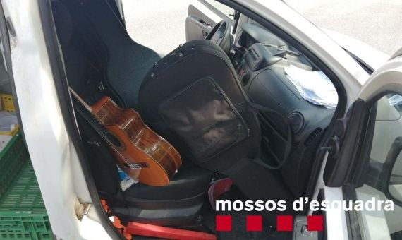 El interior de la furgoneta robada, con el botín también robado / MOSSOS D'ESQUADRA