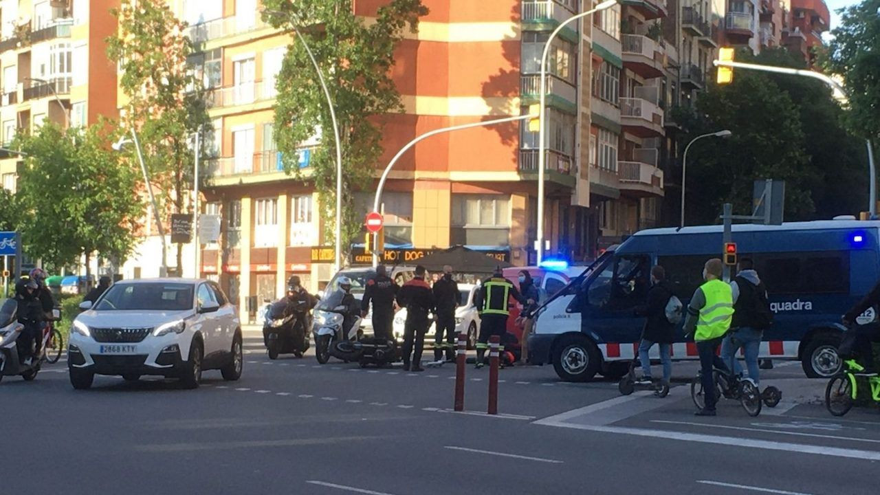 Accidente entre un motorista y un patinete en la Meridiana / betevé 